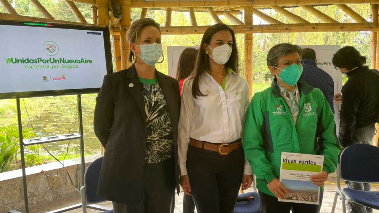 De izquierda a derecha: secretaria de Ambiente, Carolina Urrutia; las vicepresidenta de Gas de Ecopetrol, Yeimy Báez y la alcaldesa de Bogotá, Claudia López. Foto: Comunicaciones, Secretaría de Ambiente.