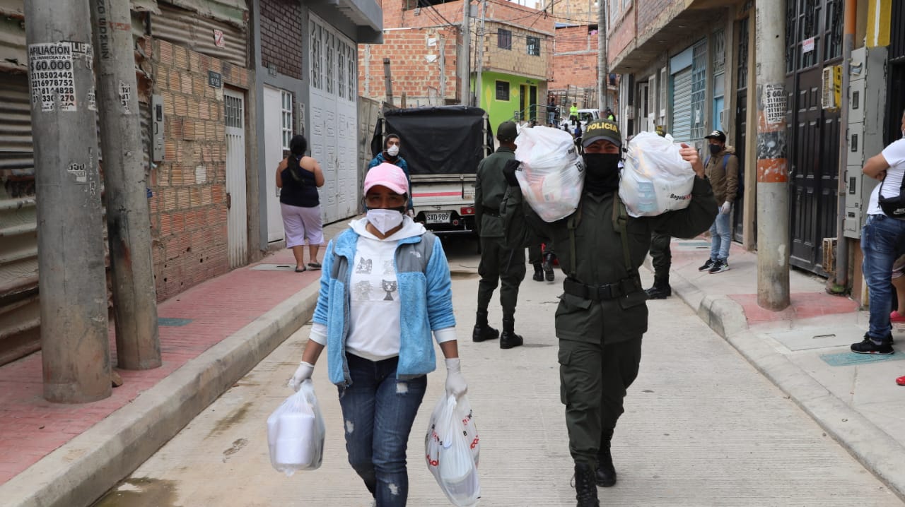 Colaboradores participan en la entrega de mercados y kits de aseo "BogotáSolidariaAvanza
