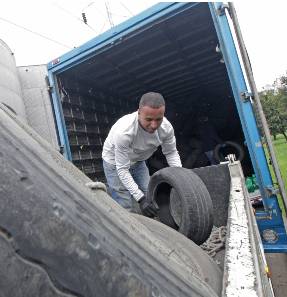 Hombre Cargando llanta