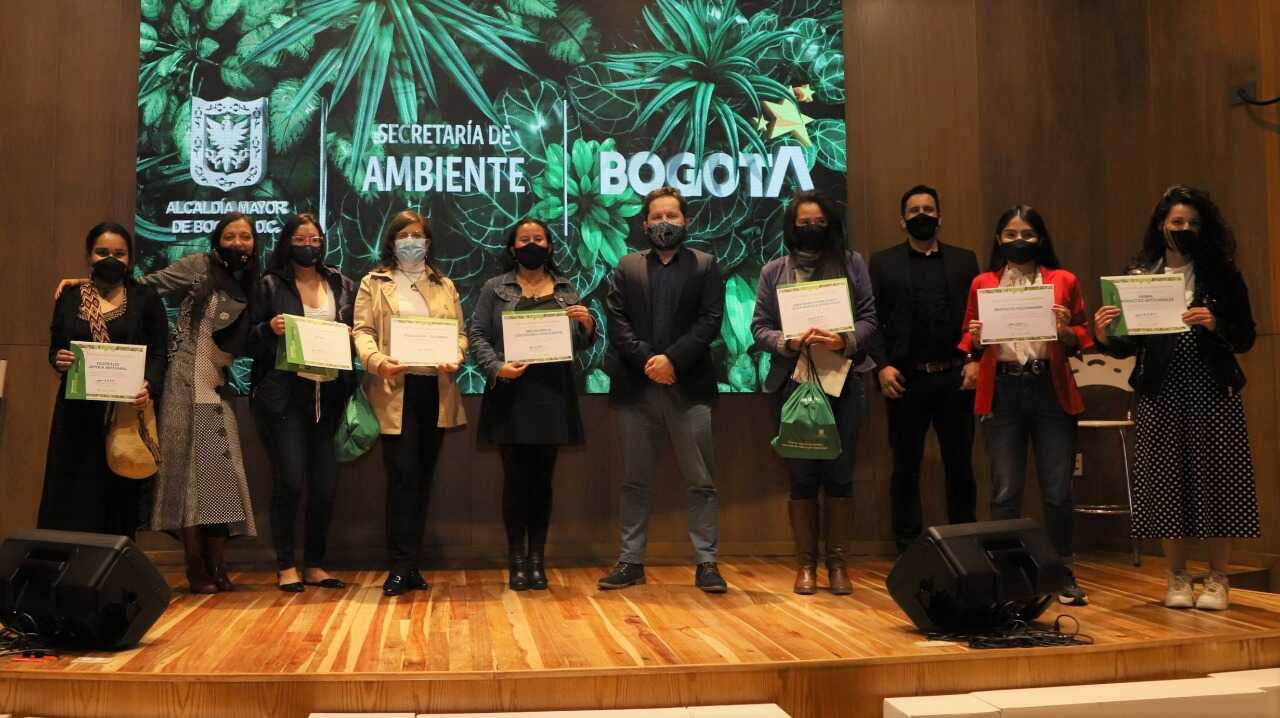 Los diez finalistas del reto "De verde emprende Bogotá" recibieron el certificado de participación por parte de la Secretaría Distrital de Ambiente. 