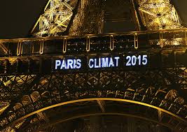Torre Eiffel con anuncio de la cumbre del clima