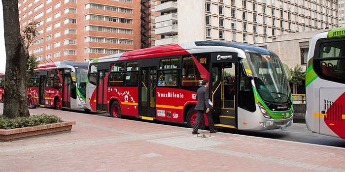 Buses híbridos de TransMilenio por la Av. Carrera Séptima.