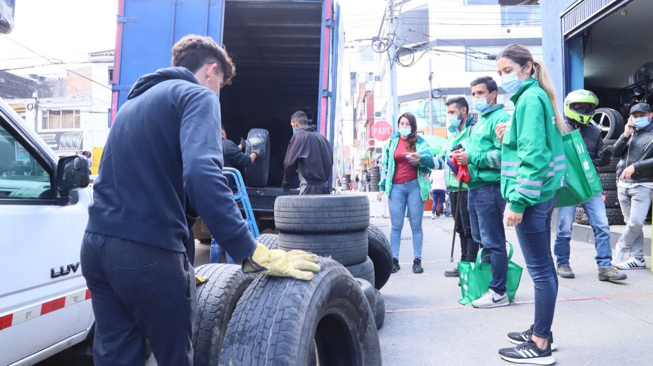 Funcionarios del Distrito inspeccionando la entrega de llantas