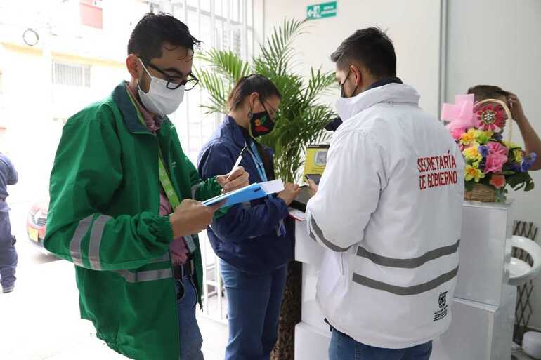 Profesionales de Secretaría de Ambiente y salud visitan peluquería para control de residuos hospitalarios.