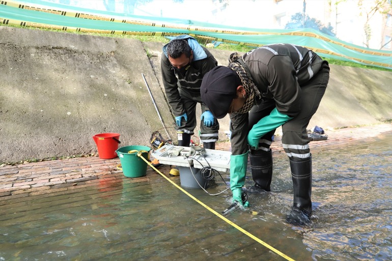 Contratistas de la Secretaría de Ambiente tomando muestras del agua.