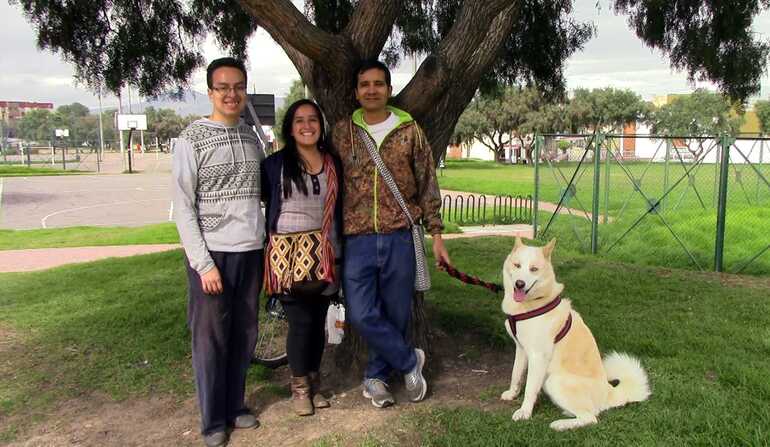 Diana Becerra y su familia en un parque