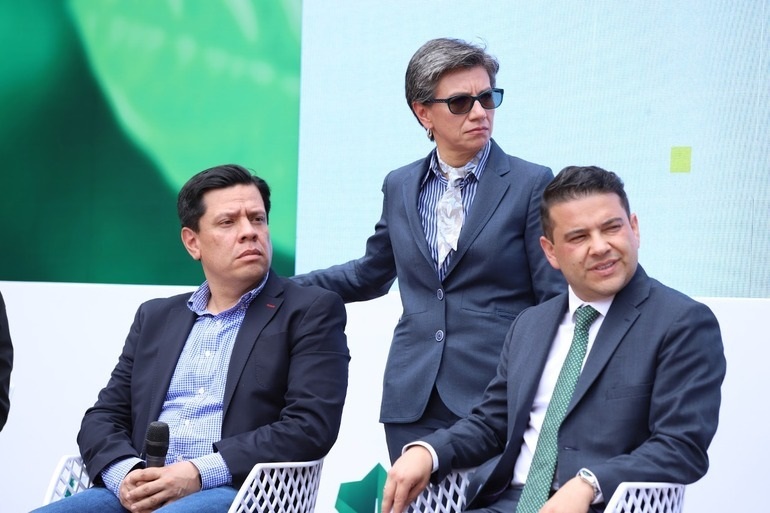 El subsecretario de Ambiente, Julio César Pulido; la alcaldesa de Bogotá, Claudia López; y el gobernador de Cundinamarca, Nicolás García, durante la firma de la alianza. 