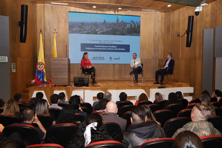 secretaria de ambiente Carolina Urrutia en conversatorio sobre ambiente y movilidad