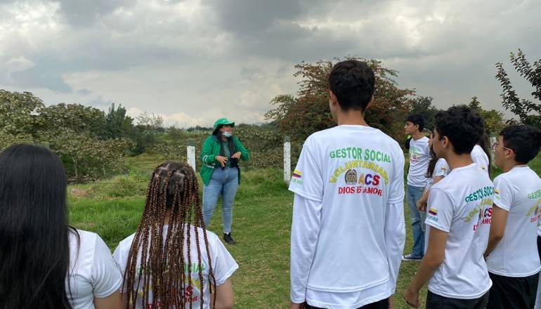personas del Semillero del colegio Débora Arango que participaron en la plantación
