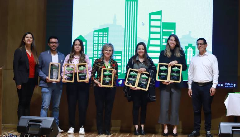 Evento de reconocimiento del programa Bogotá Construcción Sostenible. Aparecen cinco delegadas de las empresas que fueron galardonadas y dos colaboradores de la Secretaría de Ambiente. 