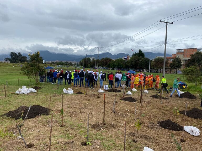 Grupo de personas reunidas en em módulo donde se realizó la plantación de 207 árboles