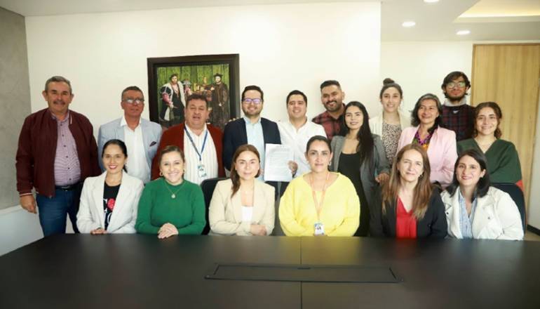 Equipos de trabajo de la Alcaldía de Bogotá (Secretaría de Ambiente), Gobernación de Cundinamarca y firmante del acuerdo de Pagos por Servicios Ambientales. 
