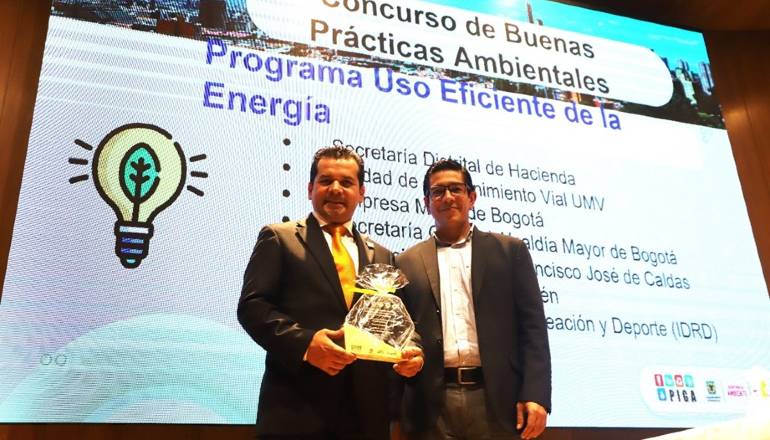 El gerente de TransMilenio recibió el reconocimiento por el uso eficiente de energía. 