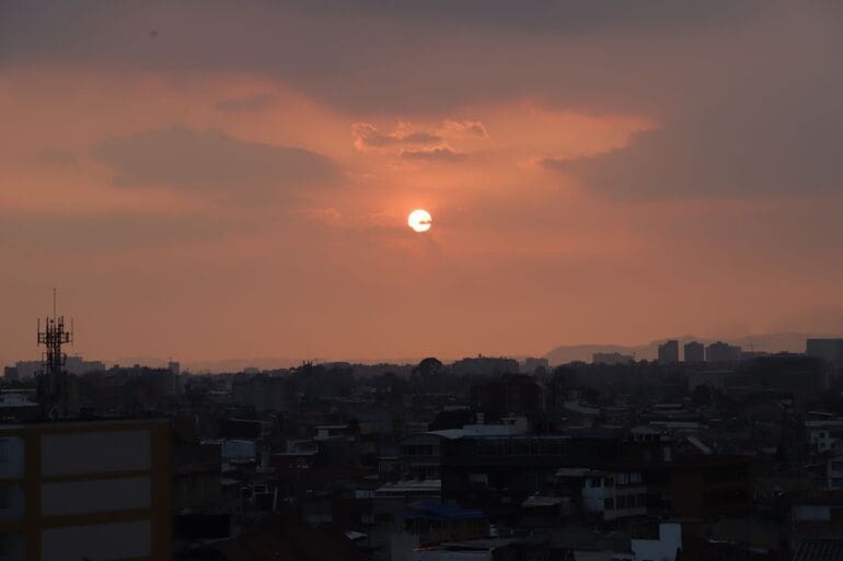 Panorámica Bogotá con humo por incendios forestales 