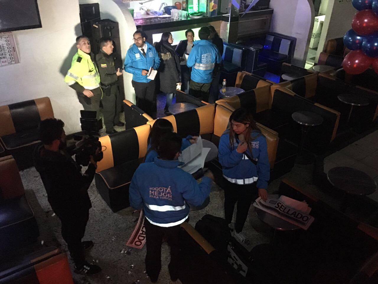 Autoridades y funcionarios del Distrito realizando sellamiento a un bar