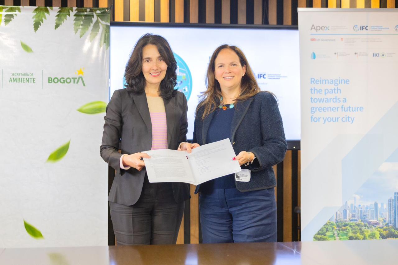 Adriana Soto, secretaria de Ambiente de Bogotá, y Carolina Cárdenas, representante de IFC en Colombia, en la firma de la alianza. 