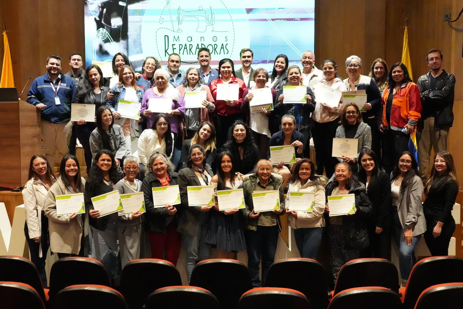 Foto: participantes del programa Manos Reparadoras ¿ SDA.