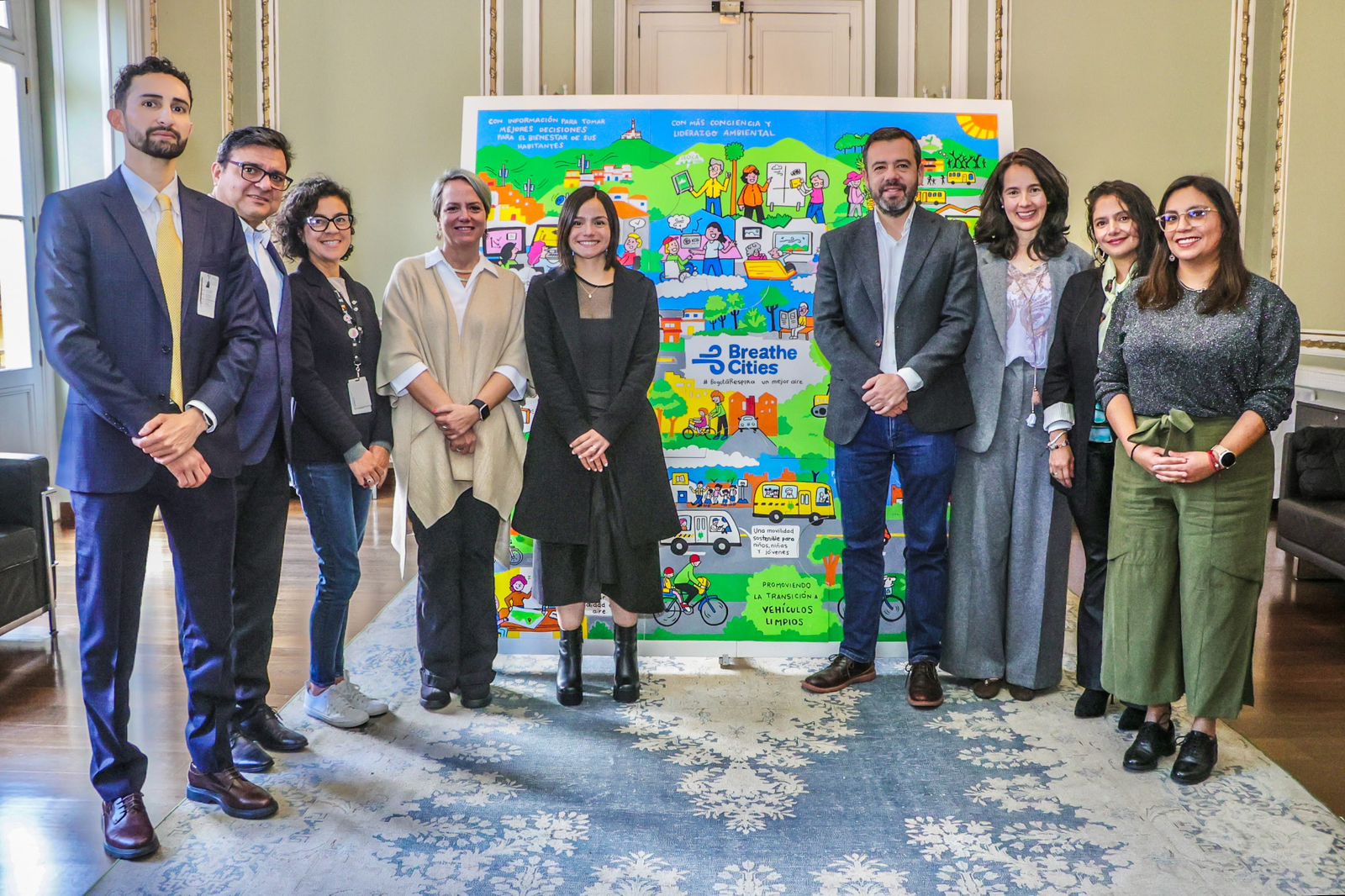 Manuel Trujillo, director de Alianzas y Participación de Clean Air Fund; Gerson Bermont, secretario de Salud; Jimena Niño, Consejera de Relaciones Internacionales de Bogotá; Isabel Segovia, secretaria de Educación; Claudia Díaz, secretaria de Movilidad; Carlos Fernando Galán, alcalde Mayor de Bogotá; Adriana Soto, secretaria de Ambiente; Paula Henao, directora del Cuerpo Oficial de Bomberos de Bogotá; Cristina Argudo, directora regional adjunta para LATAM de C40.