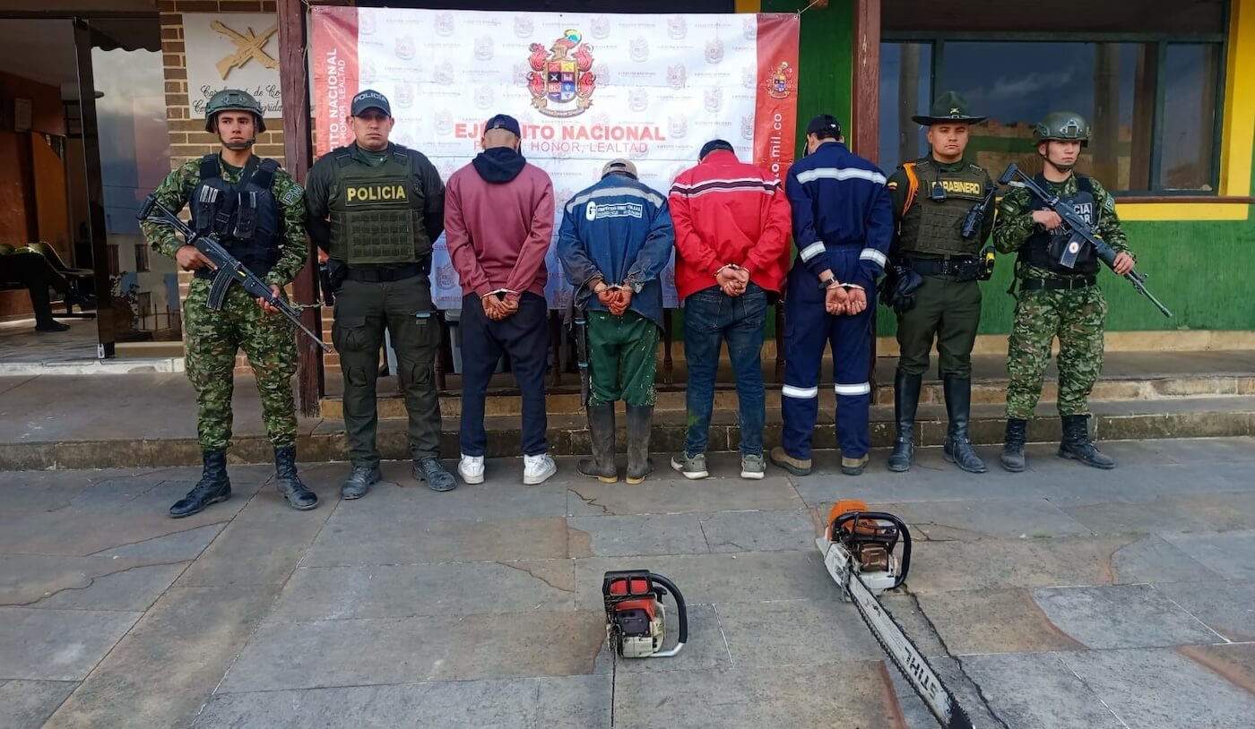 Foto: personas capturadas en flagrancia por tala de árboles en área protegida. 